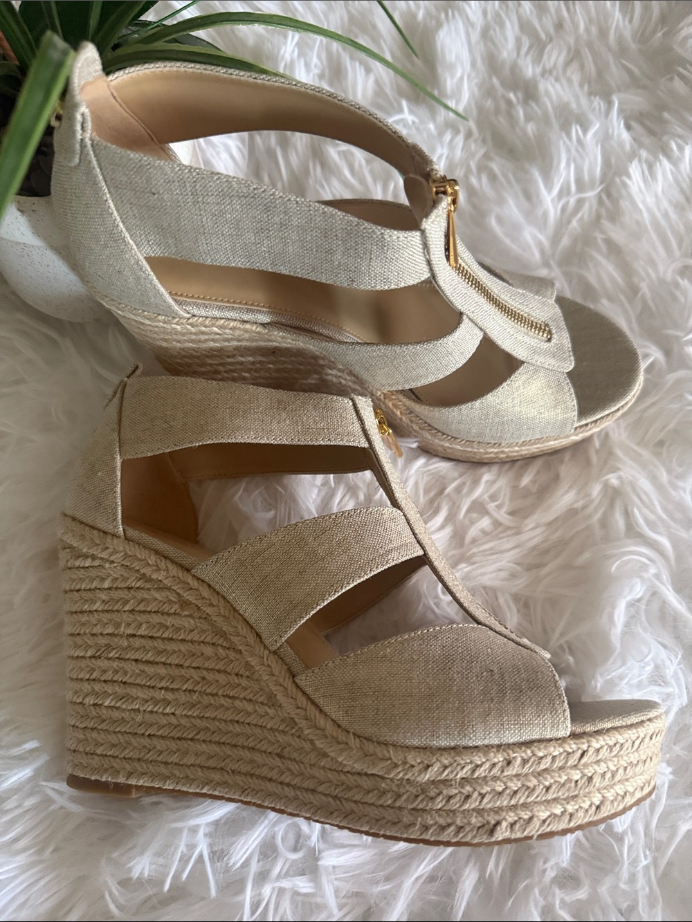 Michael Kors Metallic Linen
Damita Wedge - Picture 2 of 7